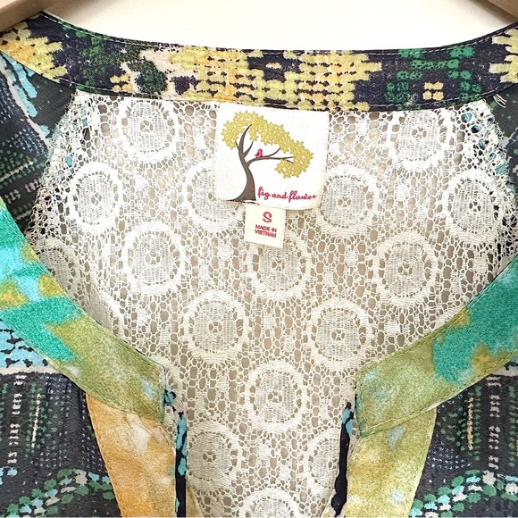 Fig and Flower V Neck Top Size Small 3/4 Sleeve Blue Yellow Green Aztec - Picture 3 of 7